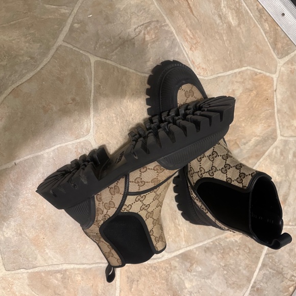 Woman’s Gucci Boots - Picture 3 of 7